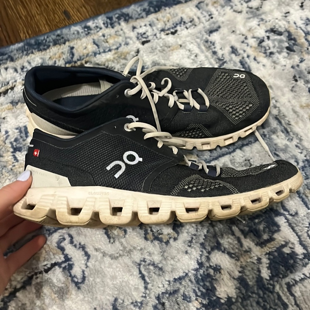 women’s navy onclouds size 9.5